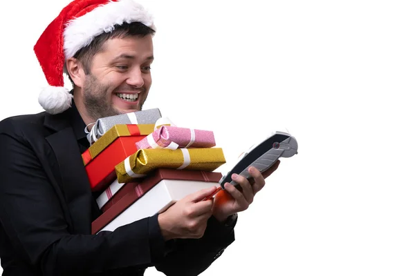 幸福的布鲁内的图片在圣诞老人帽子与礼物的箱子, 与终端 — 图库照片