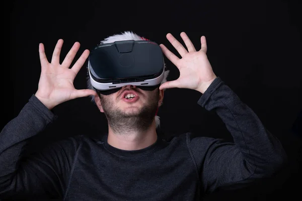 Picture of surprised brunet in Santas cap and glasses of virtual reality — Stock Photo, Image