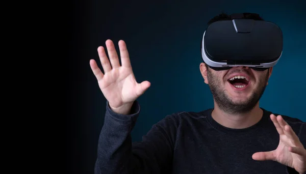 Foto av förvånad man i virtual reality-glasögon — Stockfoto