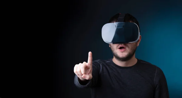 Foto av förvånad brunet i virtual reality-glasögon — Stockfoto