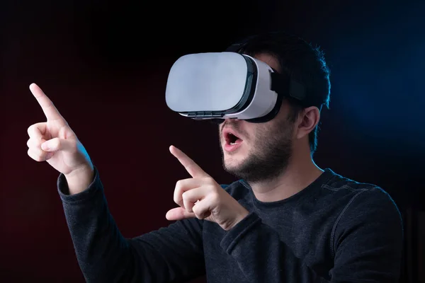 Fotografia omului în ochelari de realitate virtuală — Fotografie, imagine de stoc