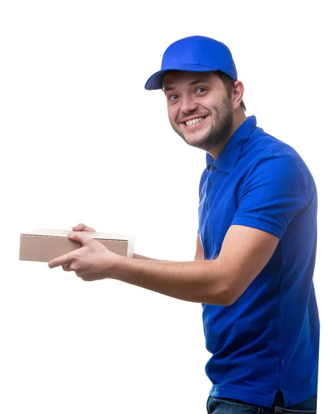 Zdjęcie z boku człowieka w niebieski t-shirt i baseball cap z kartonu dla pizza — Zdjęcie stockowe