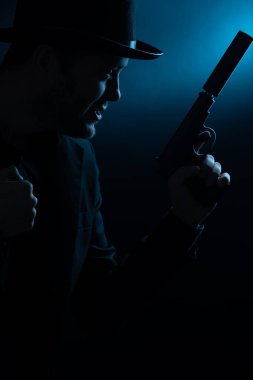 Görüntü tabanca ile siyah şapkalı adam tarafı