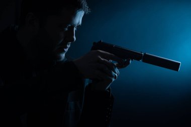 Katil tabanca ile tarafında görüntü