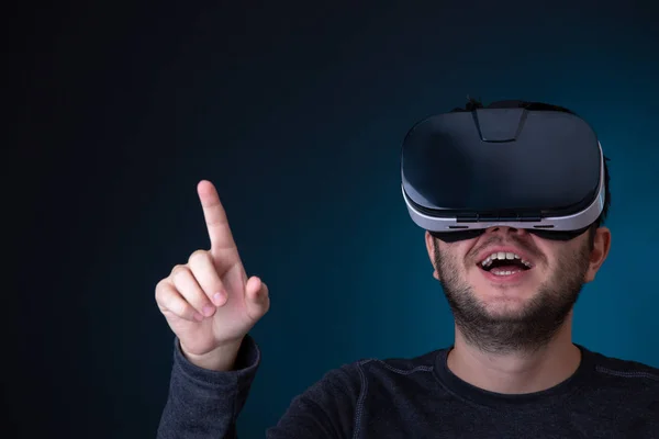 Foto av lycklig man i virtual reality-glasögon — Stockfoto