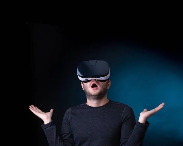 Bilden av förvånad man i virtual reality-glasögon — Stockfoto