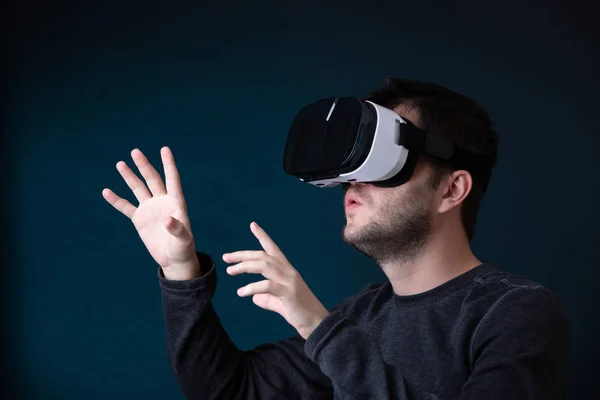 Image of surprised young man in virtual reality glasses — Stock Photo, Image