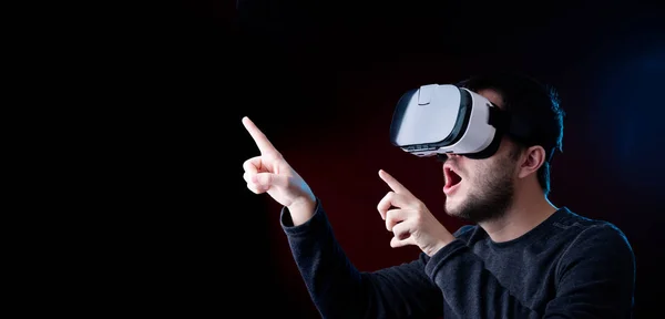 Bild sidan av mannen i virtual reality-glasögon på vinröd bakgrund — Stockfoto