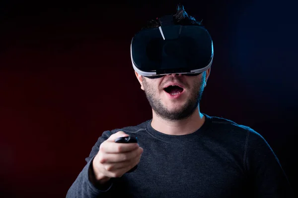 Bilden av mannen i virtual reality-glasögon — Stockfoto