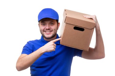 Karton kutu ile mavi t-shirt ve beyzbol şapkalı adam resmi