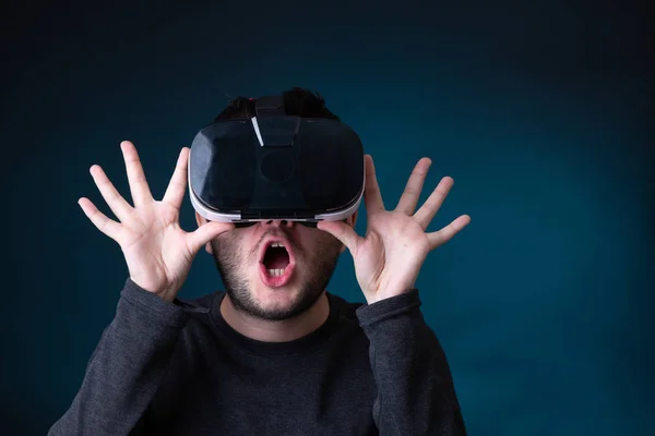 Foto van verrast man in virtual reality bril — Stockfoto