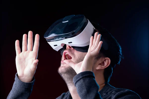 Bilden av förvånad ung brunet i virtual reality-glasögon — Stockfoto