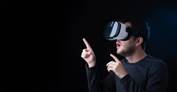 Photo side of man in virtual reality glasses on burgundy background — Stock Photo, Image