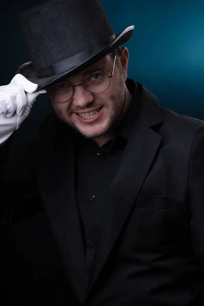 Εικόνα της ευτυχισμένος άνθρωπος σε μαύρο καπέλο με λευκά γάντια — Φωτογραφία Αρχείου