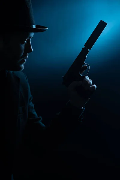 Zdjęcie z boku thug w czarny kapelusz z pistoletu — Zdjęcie stockowe