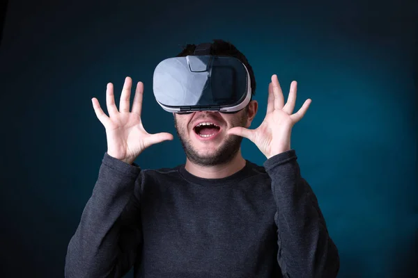 Bilden av förvånad man i virtual reality-glasögon — Stockfoto