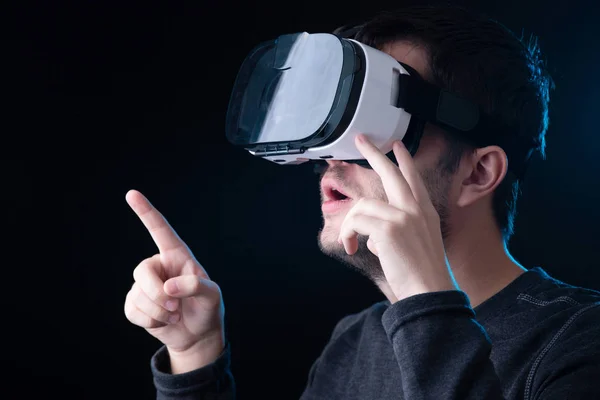 Bilden Förvånad Ung Man Med Glasögon Virtuell Verklighet Vinröd Bakgrund — Stockfoto