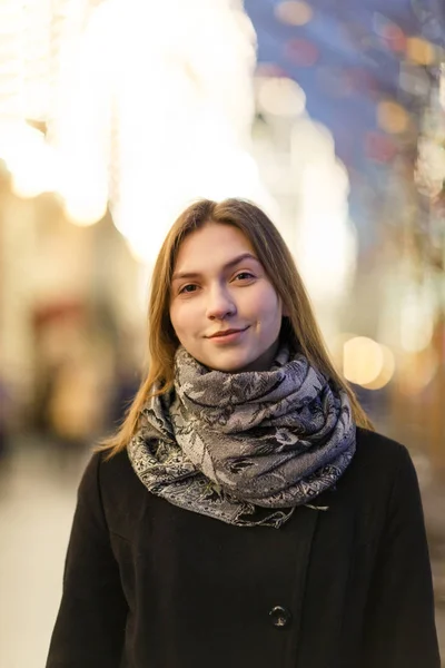 Imagen de la mujer afuera en la ciudad por la noche —  Fotos de Stock