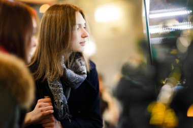 Fotoğraf arka plan bulanık üzerinde Mağazası, Genç kızların