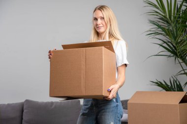 Kadının elinde duran karton kutu ile görüntü