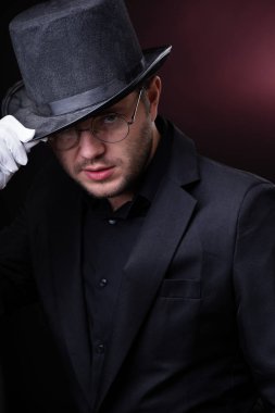 Siyah şapkalı beyaz eldiven ciddi adam fotoğrafı