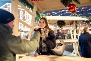 Adam arka ve sokak Cafe gözlüklü esmer görüntüsünü