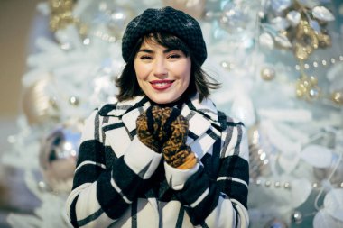 Görüntü dekore edilmiş beyaz Ladin yanındaki yolda mutlu esmer