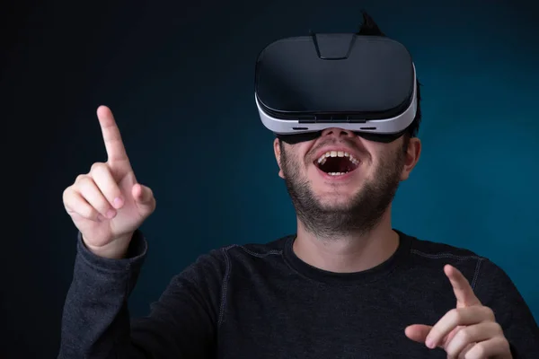 Gambar seorang pria yang terkejut dalam kacamata virtual reality — Stok Foto