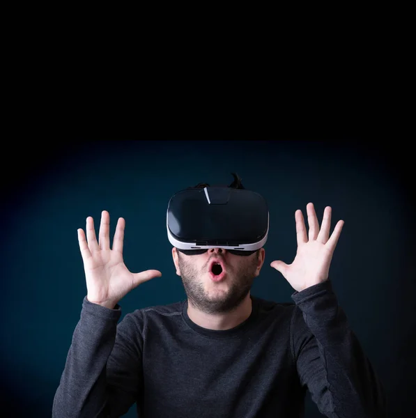 Bilden av förvånad brunet i virtual reality-glasögon — Stockfoto