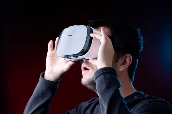 Foto van verrast jonge man met bril van virtual reality — Stockfoto