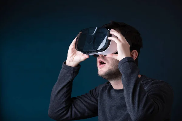 Foto van verrast jonge man in virtual reality bril — Stockfoto