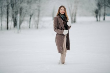 Görüntü sarışın yolda tam büyüme