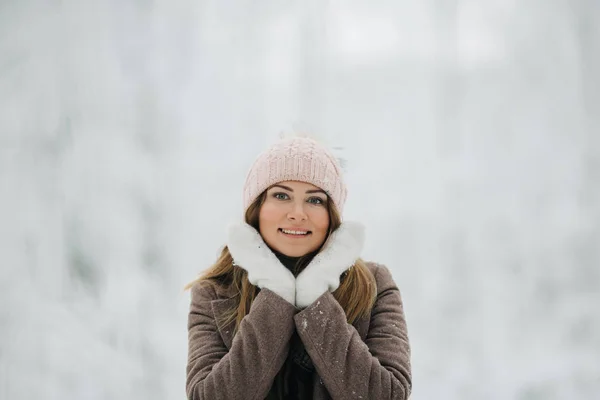 Retrato de mulher loira feliz em chapéu no passeio na floresta de inverno — Fotografia de Stock