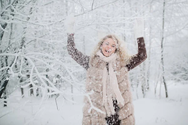 Zdjęcie z blond kobieta na spacer w lesie zimą — Zdjęcie stockowe