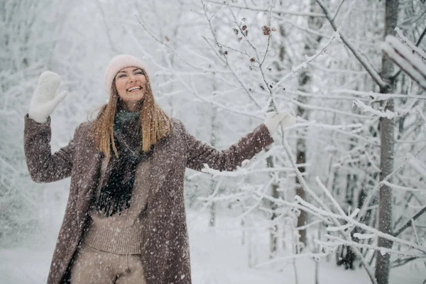 Hat séta a téli erdő mosolygó nő portréja — Stock Fotó