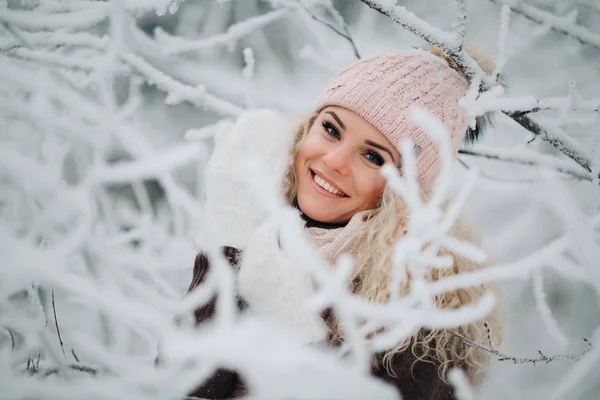 Zdjęcie z blond kobieta na spacer w lesie zimą — Zdjęcie stockowe