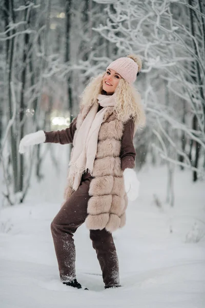 Foto de mujer rubia a pie en el bosque de invierno —  Fotos de Stock