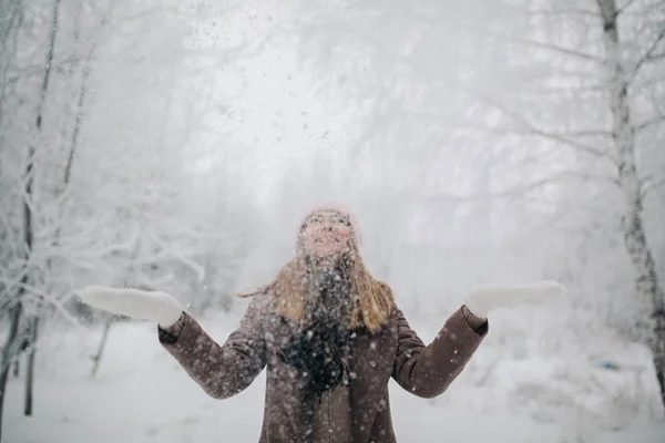 Φωτογραφία: ευτυχισμένος ξανθιά γυναίκα για βόλτα στο δάσος του χειμώνα — Φωτογραφία Αρχείου