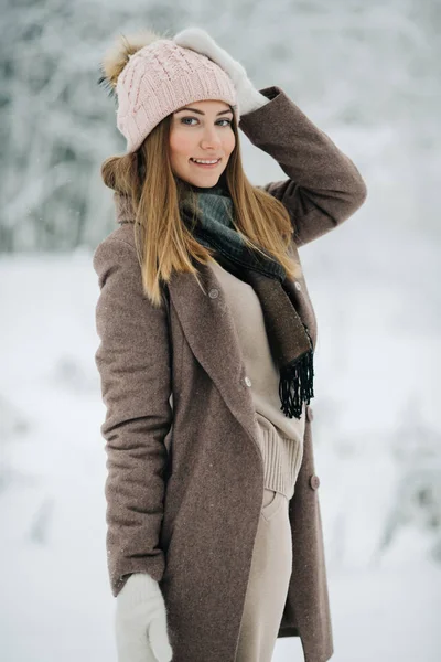 Wizerunek szczęśliwy blond dziewczyna w kapeluszu na spacer w Las zima — Zdjęcie stockowe