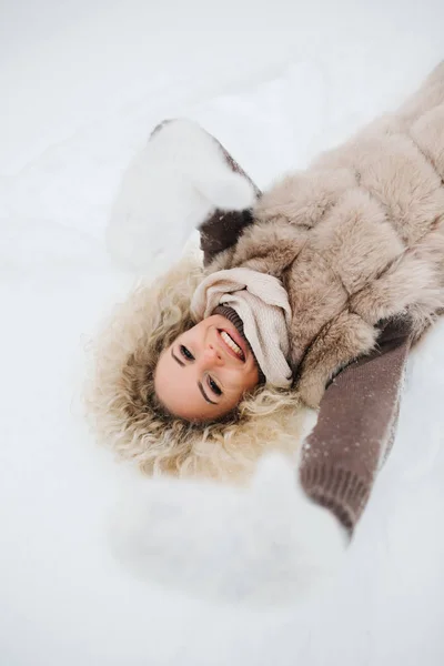 Szőke hazugság, sétálni a hóban fénykép — Stock Fotó