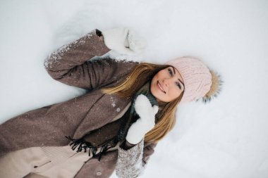 Sarışın yürüyüşte karda yalan şapkalı fotoğraf