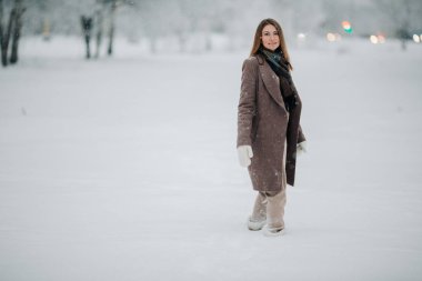 Görüntü sarışın yolda tam büyüme