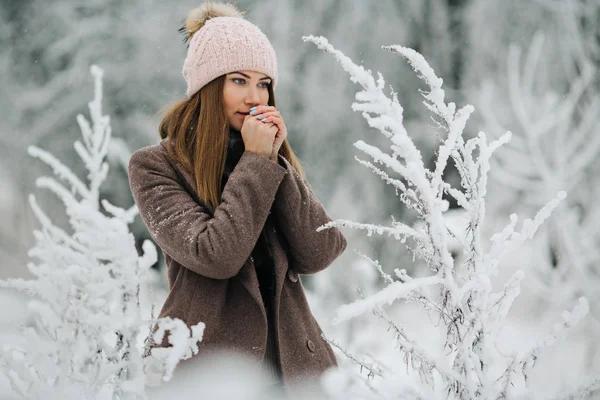 Kalap látszó-on fényképezőgép-séta a téli erdő a szőke nő portréja — Stock Fotó