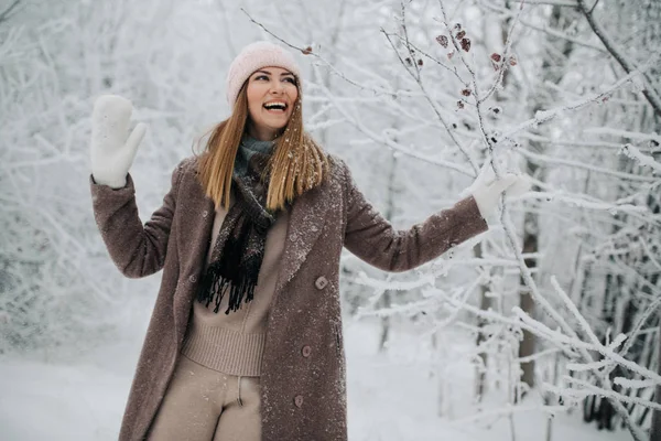 Retrato de mujer sonriente en sombrero en el paseo en el bosque de invierno —  Fotos de Stock