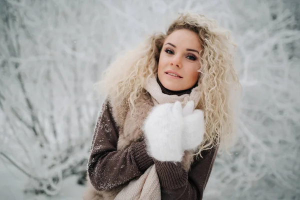 Foto einer Frau beim Spaziergang im Winterwald — Stockfoto