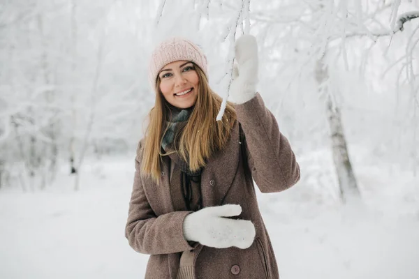Bild på glada blond kvinna på promenad i vinter skog — Stockfoto