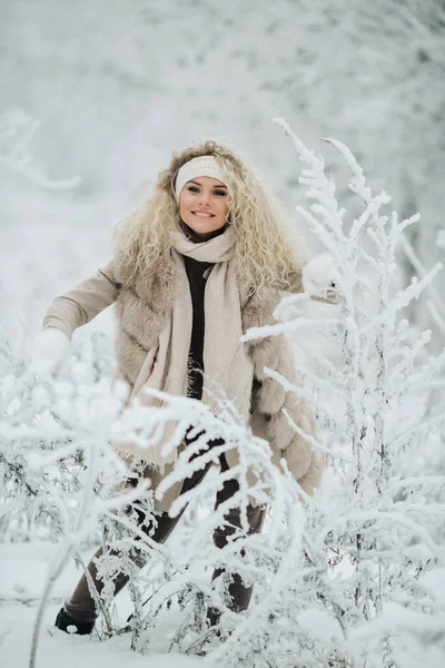 Portret kobiety blondynka na spacer w Las zima — Zdjęcie stockowe