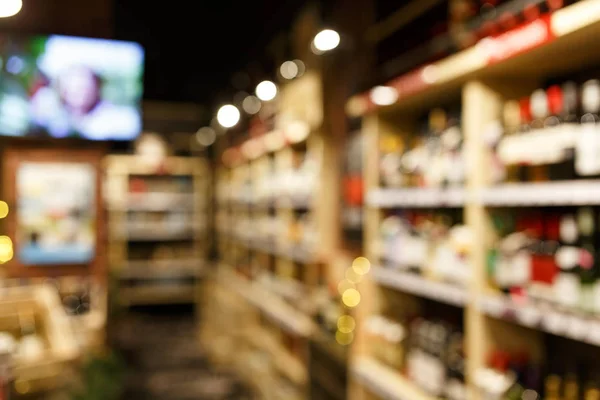 Raflar bulanık görüntü çok renkli şişe şarap ile