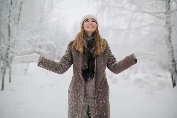 Fotó boldog szőke nő séta a téli erdő — Stock Fotó