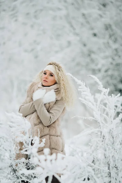 Portret Kobiety Blondynka Spacer Lesie Zimą Dzień — Zdjęcie stockowe